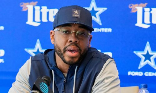 Cowboys dan la bienvenida a Christian Parker y esperan que enderece una pésima defensiva