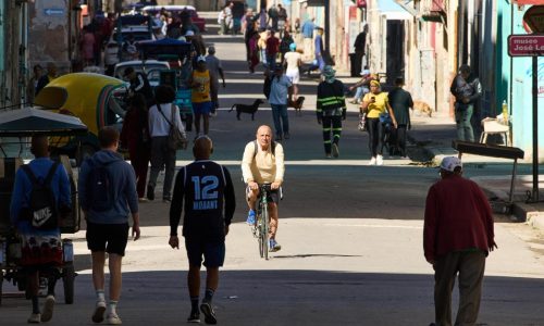 Peso cubano toca su mínimo, expertos dicen que refleja el impacto del cerco energético de EEUU