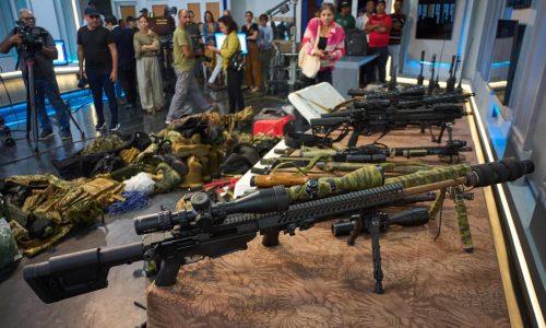 Cuba muestra pertrechos militares incautados a lancha procedente de EEUU