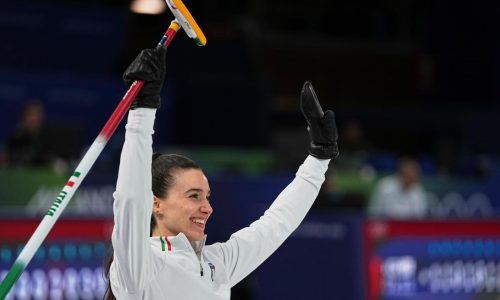 La estrella del curling Stefania Constantini acapara atención de los italianos