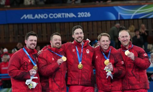 Canadá supera acusaciones de trampa y gana oro olímpico en curling masculino en los Juegos Olímpicos