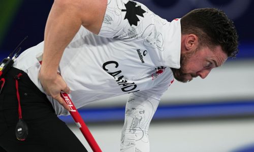 Canadá, la histórica potencia mundial del curling, siente la presión en Cortina