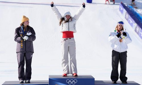 Breezy Johnson gana descenso olímpico en día marcado por caída de Lindsey Vonn