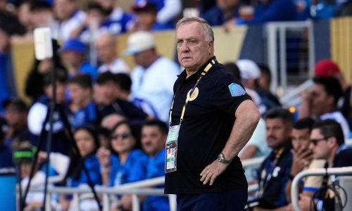 Dick Advocaat renuncia como técnico de Curazao por salud de su hija. No irá al Mundial