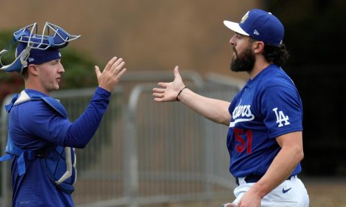 El lanzador de los Dodgers Alex Vesia agradece el apoyo tras la muerte de su hija