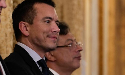 Ecuador anuncia otro incremento de aranceles aduciendo inacción de Colombia en seguridad fronteriza