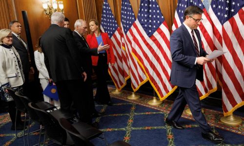 Fallo de la Corte Suprema ofrece poco alivio a republicanos divididos por aranceles de Trump