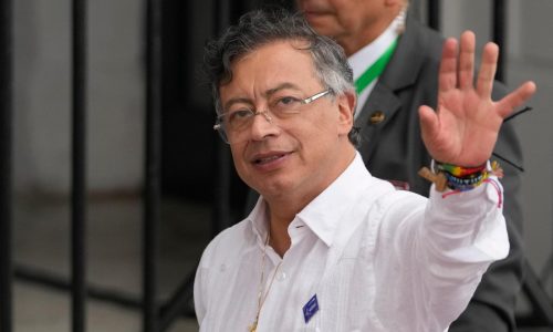 Petro pide un pacto en Colombia para definir salario vital y llama a movilizaciones