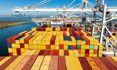 Déficit comercial de EEUU se redujo en 2025, pero la brecha de bienes impone récord pese a aranceles