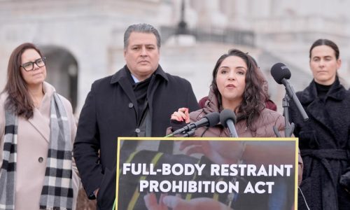 Presentan proyecto de ley que busca prohibir al ICE el uso de ataduras de cuerpo completo