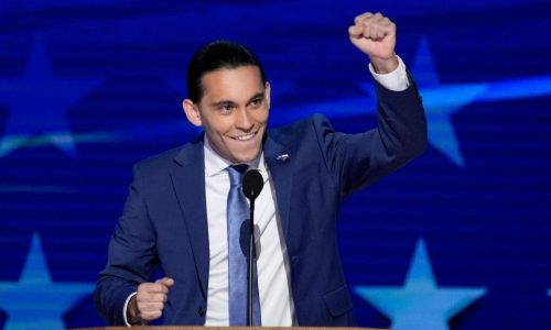 Demócratas reclutan a influencers como parte de su estrategia para recuperar a votantes hispanos