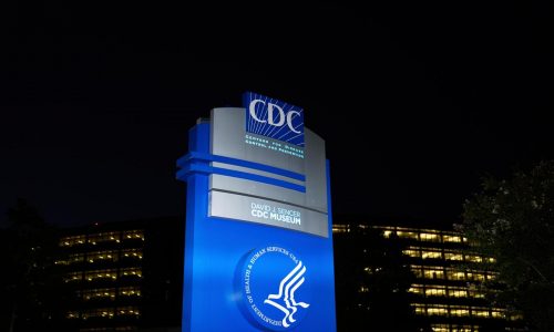 Estados demócratas demandan para impedir que Trump bloquee 600 millones de dólares para salud