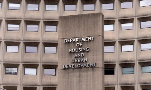 Proponen norma que obligaría a no ciudadanos a desalojar viviendas públicas de EEUU
