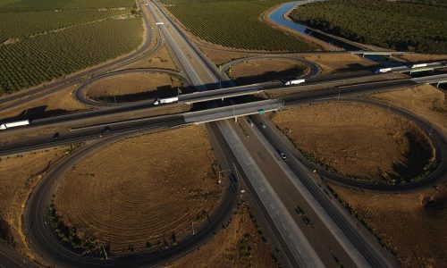 Gobierno de EEUU ordena el cierre de más de 550 escuelas de manejo comercial por fallas de seguridad