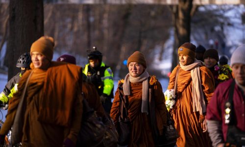 Monjes budistas caminan por la paz, de Texas a Washington