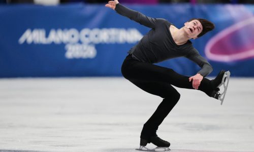 Patinador de EEUU Maxim Naumov honra a sus padres fallecidos al cumplir sueño olímpico compartido