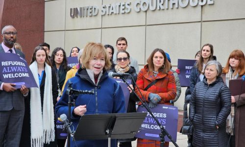 Nueva orden del gobierno de EEUU podría conducir a la detención de miles de refugiados legales