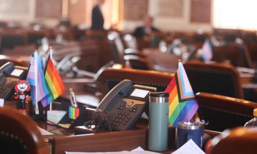 Kansas invalidará licencias y actas de nacimiento modificadas para personas transgénero