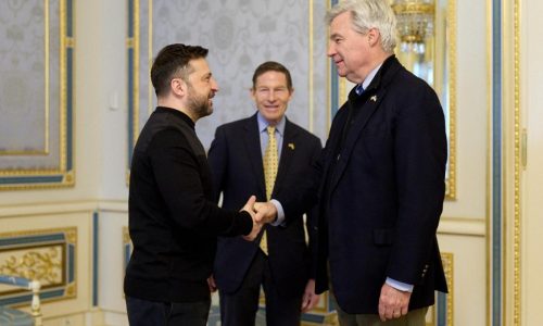 Senadores de EEUU visitan puerto clave de Ucrania y piden nuevas sanciones contra Rusia