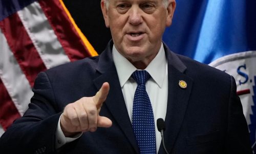 Zar fronterizo de Trump anuncia que 700 agentes de inmigración dejarán Minnesota de inmediato