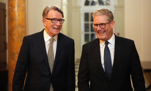 Revelaciones sobre Epstein derriban figuras clave en Europa, mientras impacto en EEUU es menor