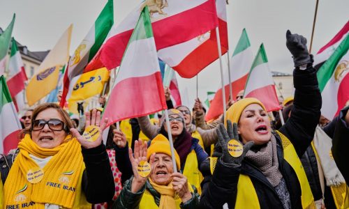 Príncipe heredero de Irán dice que la inacción contra Teherán alienta a los opresores