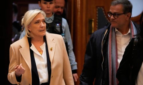 Le Pen dice que no se postulará a elecciones de 2027 si la corte le impone una pulsera electrónica