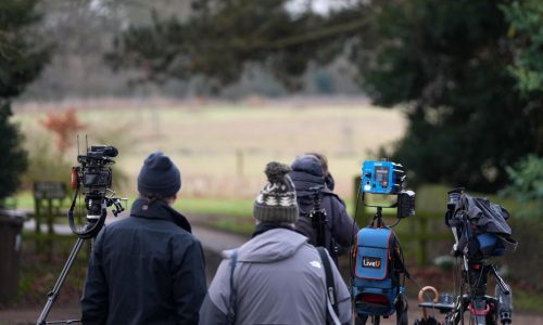 Policía registra la antigua mansión del expríncipe Andrés de Inglaterra un día después de su arresto