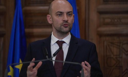 Francia citará al embajador de EEUU Charles Kushner tras comentarios sobre muerte de activista