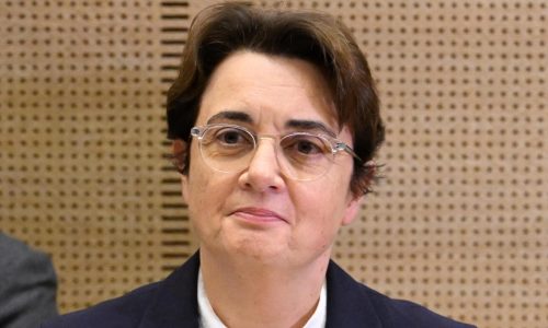 Directora del Museo del Louvre renuncia tras el robo de joyas en París