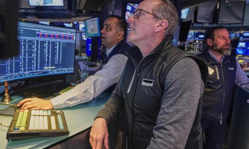 US stocks drift after big rallies that began in Asia run out of momentum