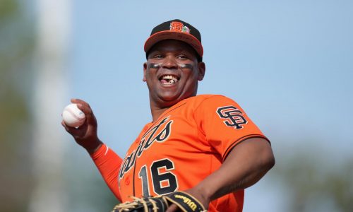 Gigantes retiran a Rafael Devers de la alineación por tirón de muslo en juego ante Dodgers