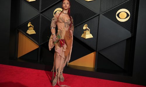FKA twigs, Addison Rae y otros lucen moda atrevida y divertida en la alfombra roja de los Grammy