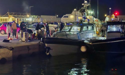 Rescatistas griegos buscan posibles desaparecidos tras choque mortal de lancha con migrantes