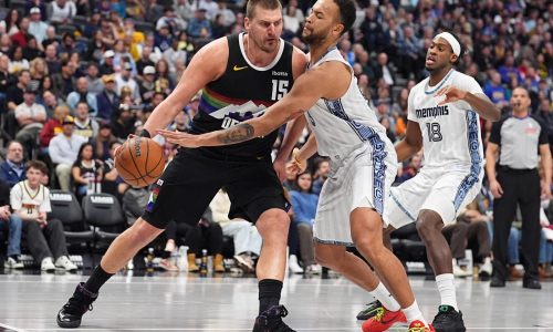 Jokic y Murray guían a Nuggets a victoria 122-116 ante combativos Grizzlies