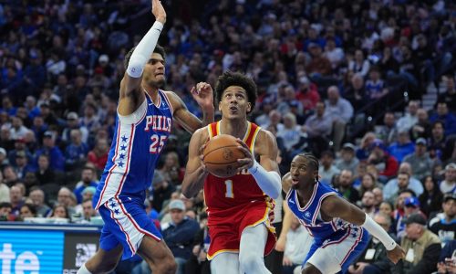 Johnson y McCollum conducen a Hawks a victoria 117-107 ante 76ers para cortar racha de 3 derrotas