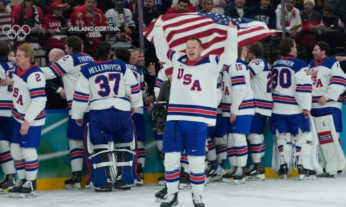 EEUU supera 2-1 a Canadá y gana su primer oro olímpico en el hockey masculino desde 1980