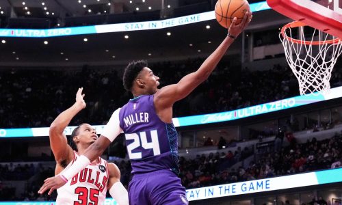 Miller y Knueppel guían a Hornets a su 8vo triunfo seguido de visita, 131-99 sobre Bulls