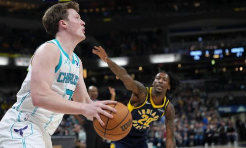 Knueppel rompe récord de triples de novato en paliza de Hornets a Pacers