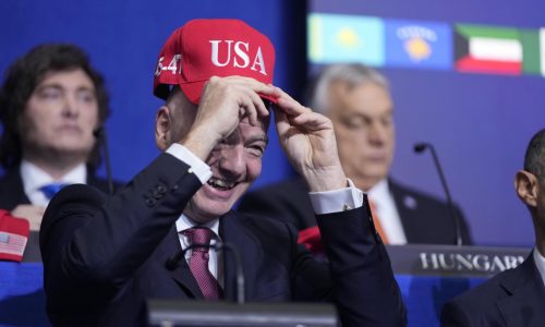 Infantino no enfrentará medidas del COI por reglas de neutralidad por Trump