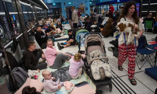 Misiles iraníes obligan a israelíes a resguardarse en refugios tras el ataque de EEUU e Israel