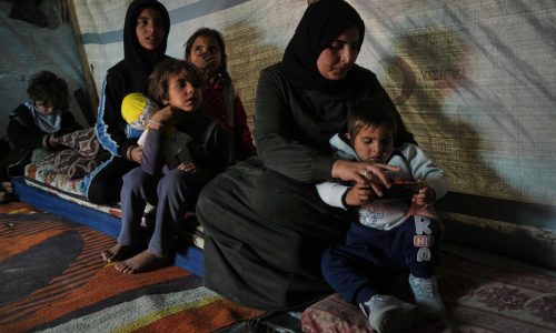 Mujeres que regresan a Gaza dicen que tropas israelíes las ataron e interrogaron tras cruce en Rafah