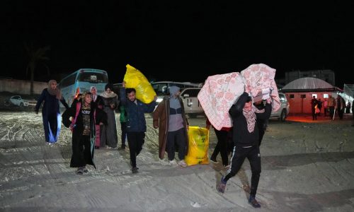 Palestinos intentan cruzar la frontera entre Gaza y Egipto pese a los retrasos