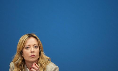 Investigan aparición de un querubín parecido a Meloni en una iglesia de Italia