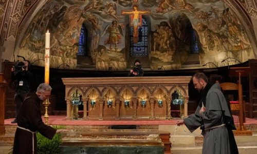 Los huesos de san Francisco de Asís se exhibirán al público, una bendición a medias para su ciudad