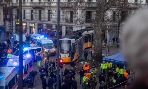 Descarrila tranvía en Milán y se estrella contra edificio; hay 2 muertos