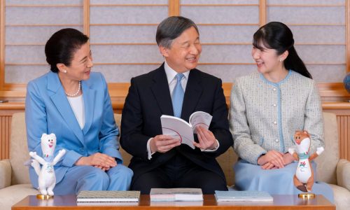 El emperador de Japón expresa preocupación por sobrevivientes de desastres en su 66 cumpleaños