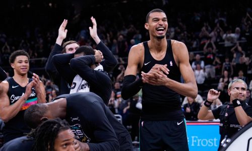 Wembanyama anota 28 puntos y captura 15 rebotes; Spurs hilan 8vo triunfo, 139-122 ante Kings