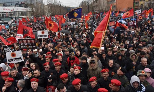 Miles marchan en Kosovo contra juicios por crímenes de guerra en aniversario de independencia