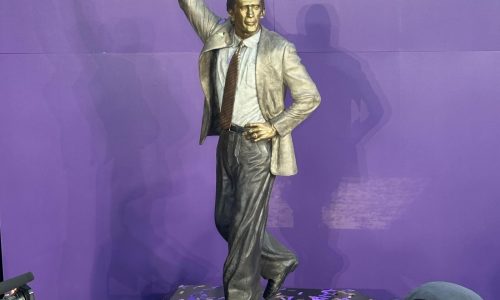 Lakers develan estatua de Pat Riley, el genio del banquillo en la era Showtime de los 80